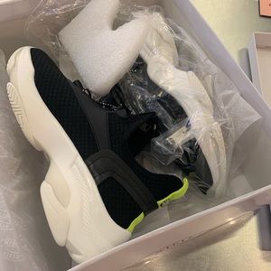 NWT!!! Steve Madden Women's Sneakers running shoes Size 7